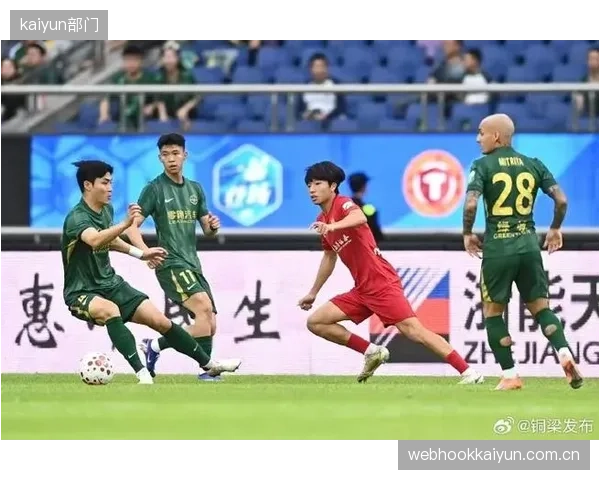 升班马表现亮眼,重庆铜梁龙稳居次席,辽宁铁人后来居上进入上半区。 升班马表现亮眼,重庆铜梁龙稳居次席,辽宁铁人后来居上进入上半区。